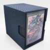 Blaue magnetische Riftbound Deckbox mit Vayne Champion Karte im Toploader Slot